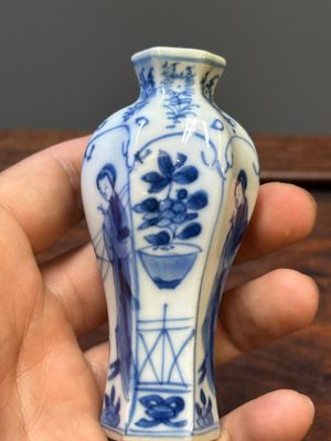 Sept vases miniatures en porcelaine de Chine en bleu et blanc à décor des 'Longues Dames', Kangxi — photo 13