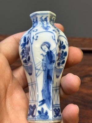 Sept vases miniatures en porcelaine de Chine en bleu et blanc à décor des 'Longues Dames', Kangxi — photo 14