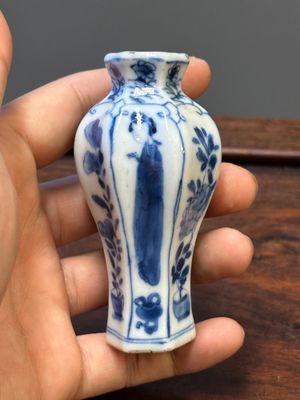 Sept vases miniatures en porcelaine de Chine en bleu et blanc à décor des 'Longues Dames', Kangxi — photo 22