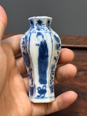 Sept vases miniatures en porcelaine de Chine en bleu et blanc à décor des 'Longues Dames', Kangxi — photo 24