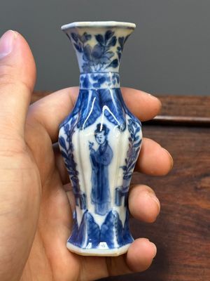 Sept vases miniatures en porcelaine de Chine en bleu et blanc à décor des 'Longues Dames', Kangxi — photo 27