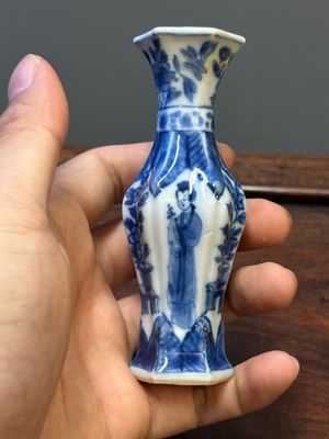 Sept vases miniatures en porcelaine de Chine en bleu et blanc à décor des 'Longues Dames', Kangxi — photo 29