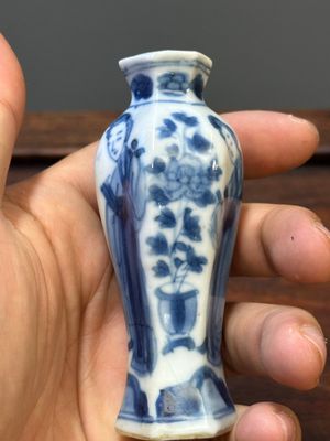 Sept vases miniatures en porcelaine de Chine en bleu et blanc à décor des 'Longues Dames', Kangxi — photo 33