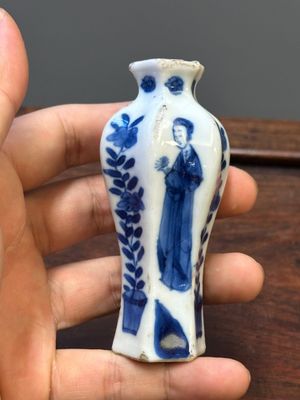 Sept vases miniatures en porcelaine de Chine en bleu et blanc à décor des 'Longues Dames', Kangxi — photo 9
