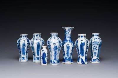 Sept vases miniatures en porcelaine de Chine en bleu et blanc à décor des 'Longues Dames', Kangxi