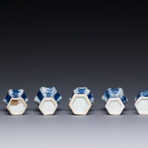 Sept vases miniatures en porcelaine de Chine en bleu et blanc à décor des 'Longues Dames', Kangxi — photo 4