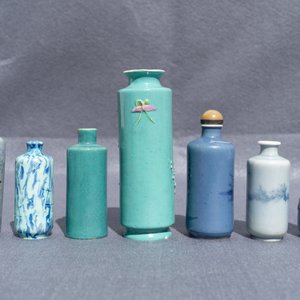 Sept vases miniatures et tabatières en porcelaine de Chine, 19/20ème — photo 15