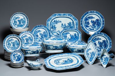 Service à 53 pièces en porcelaine de Chine en bleu et blanc, Qianlong