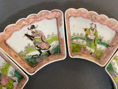 Service à mendiants de huit pièces en porcelaine de Chine famille rose à décor des 'huit immortels', 19ème — photo 5