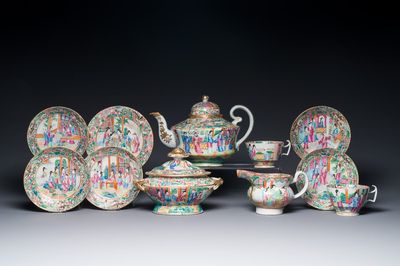 Service à thé de 11 pièces en porcelaine de Chine famille rose de Canton, 19ème
