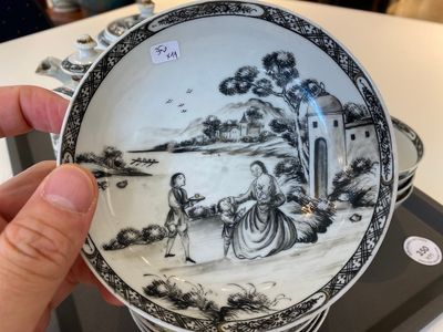 Service à thé de 11 pièces en porcelaine de Chine grisaille à décor d'une Européenne et son garçon, Qianlong — photo 2