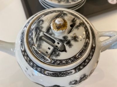 Service à thé de 11 pièces en porcelaine de Chine grisaille à décor d'une Européenne et son garçon, Qianlong — photo 7