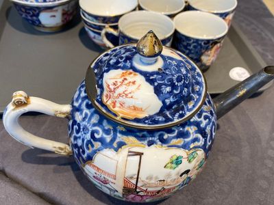Service à thé de 18 pièces en porcelaine de Chine famille rose à sujet mandarin, Qianlong — photo 4