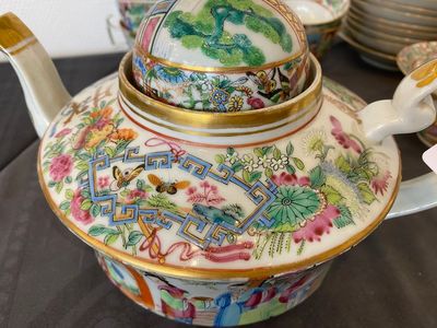 Service à thé de 24 pièces en porcelaine de Chine famille rose de Canton, 19ème — photo 4