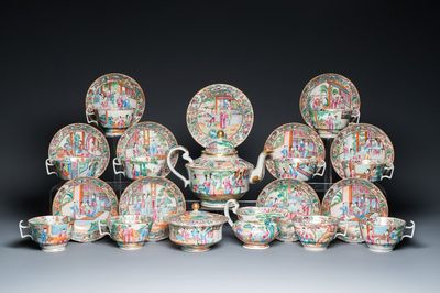 Service à thé de 24 pièces en porcelaine de Chine famille rose de Canton, 19ème