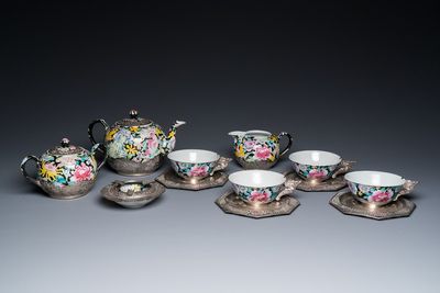 Service à thé de huit pièces en porcelaine de Chine famille rose à décor millefleurs à monture en argent, marque de Qianlong, 20ème