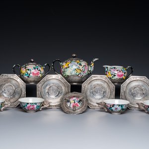 Service à thé de huit pièces en porcelaine de Chine famille rose à décor millefleurs à monture en argent, marque de Qianlong, 20ème — photo 2