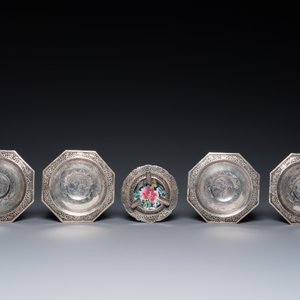 Service à thé de huit pièces en porcelaine de Chine famille rose à décor millefleurs à monture en argent, marque de Qianlong, 20ème — photo 3