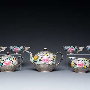 Service à thé de huit pièces en porcelaine de Chine famille rose à décor millefleurs à monture en argent, marque de Qianlong, 20ème — photo 5