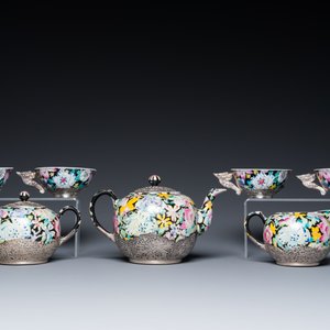 Service à thé de huit pièces en porcelaine de Chine famille rose à décor millefleurs à monture en argent, marque de Qianlong, 20ème — photo 6