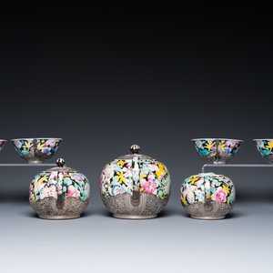 Service à thé de huit pièces en porcelaine de Chine famille rose à décor millefleurs à monture en argent, marque de Qianlong, 20ème — photo 8