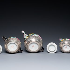 Service à thé de huit pièces en porcelaine de Chine famille rose à décor millefleurs à monture en argent, marque de Qianlong, 20ème — photo 10