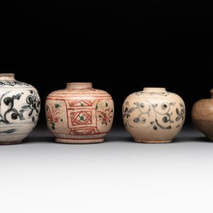 Seven Annamese or Vietnamese blue, white and polychrome wares, 16/17th C. — photo 4