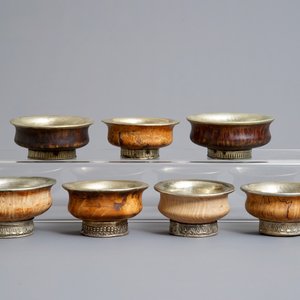 Seven burl wood and silver teabowls and two gilt wood encased Buddhist scriptures, Tibet, 19/20th C. — 照片 3
