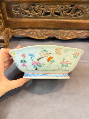 Seven Chinese blue and white, famille rose, and celadon wares, 18/19th C. — foto 24