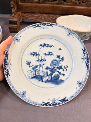 Seven Chinese blue and white, famille rose, and celadon wares, 18/19th C. — foto 33