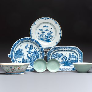 Seven Chinese blue and white, famille rose, and celadon wares, 18/19th C. — foto 1