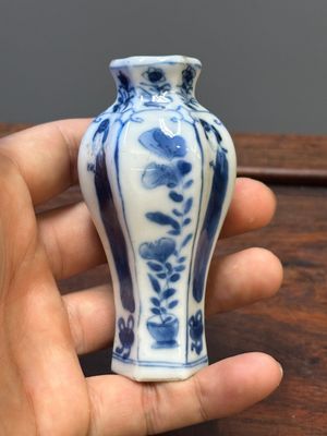 Seven Chinese blue and white 'Long Eliza' miniature vases, Kangxi — 照片 23