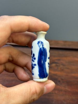 Seven Chinese blue and white 'Long Eliza' miniature vases, Kangxi — 照片 4
