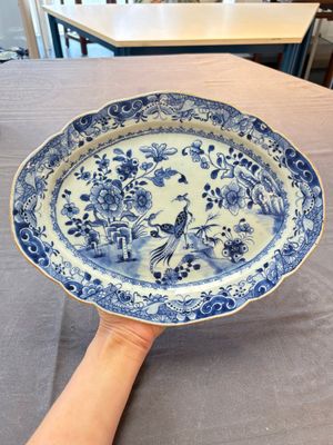 Seven Chinese blue and white plates and dishes with floral design, 18th C. — photo 1