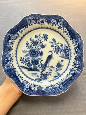 Seven Chinese blue and white plates and dishes with floral design, 18th C. — photo 11