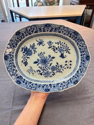 Seven Chinese blue and white plates and dishes with floral design, 18th C. — photo 3