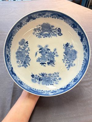 Seven Chinese blue and white plates and dishes with floral design, 18th C. — photo 5
