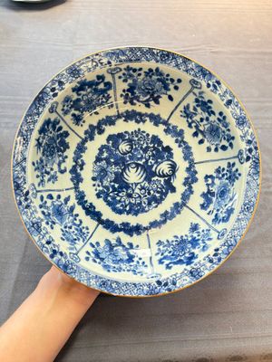 Seven Chinese blue and white plates and dishes with floral design, 18th C. — photo 7