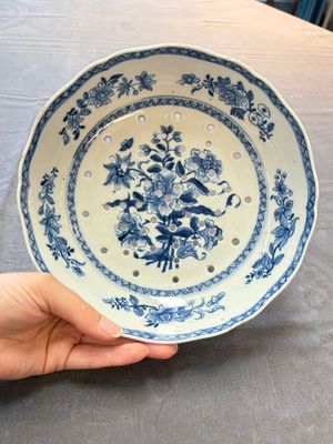 Seven Chinese blue and white plates and dishes with floral design, 18th C. — photo 9
