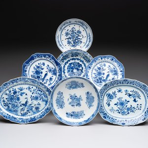 Seven Chinese blue and white plates and dishes with floral design, 18th C. — photo 1