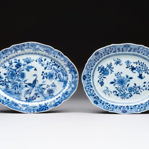 Seven Chinese blue and white plates and dishes with floral design, 18th C. — photo 2