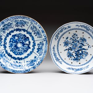 Seven Chinese blue and white plates and dishes with floral design, 18th C. — photo 4