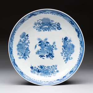 Seven Chinese blue and white plates and dishes with floral design, 18th C. — photo 8