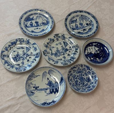 Seven Chinese blue and white plates with figural and floral design, 18/19th C. — photo 1