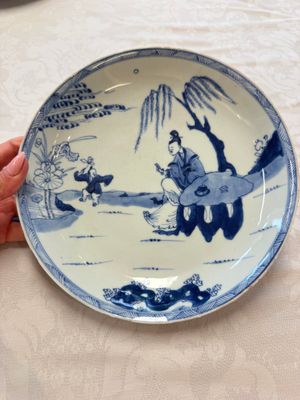 Seven Chinese blue and white plates with figural and floral design, 18/19th C. — photo 2