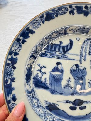 Seven Chinese blue and white plates with figural and floral design, 18/19th C. — photo 22