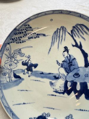Seven Chinese blue and white plates with figural and floral design, 18/19th C. — photo 4