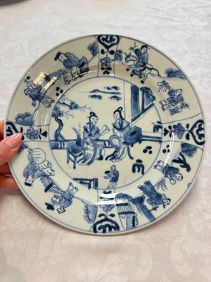 Seven Chinese blue and white plates with figural and floral design, 18/19th C. — photo 9