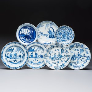 Seven Chinese blue and white plates with figural and floral design, 18/19th C. — photo 1
