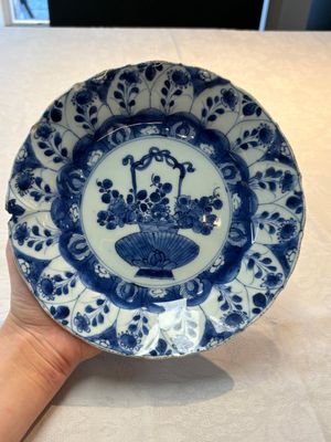 Seven Chinese blue and white plates with floral design, Kangxi — photo 17